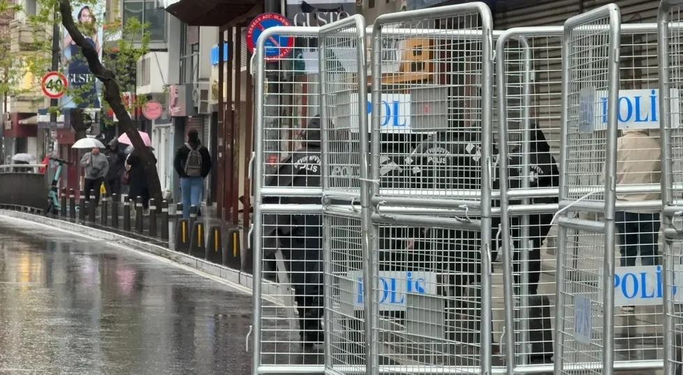 istanbul-valiliginden-1-mayis-karari-iste-ilce-ilce-kapatilan-yollar-ve-alternatif-guzergahlar-1777611703513.jpg 1 Mayıs tedbirleri kapsamında bazı yollar trafiğe kapatıldı