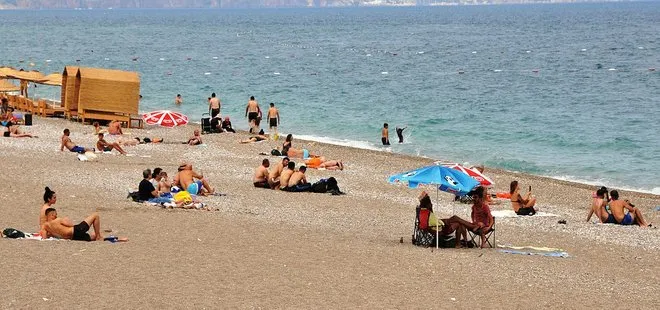 Bulutlu havaya aldırış etmediler! Turistler Antalya sahillerini doldurdu