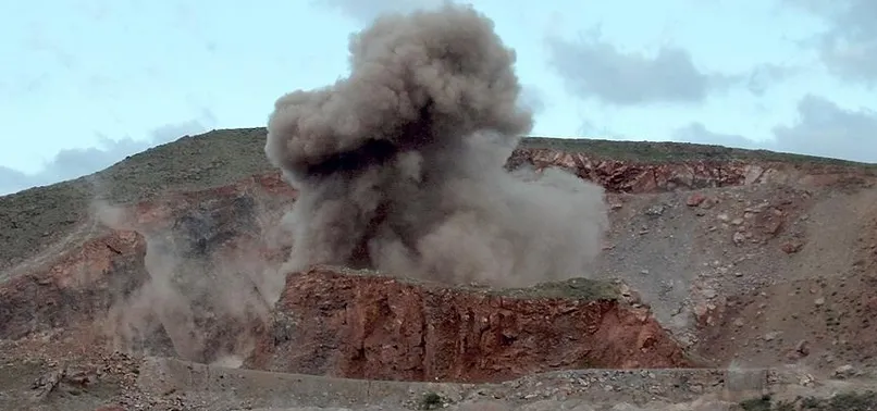 Hakkari'de bomba yüklü araç imha edildi