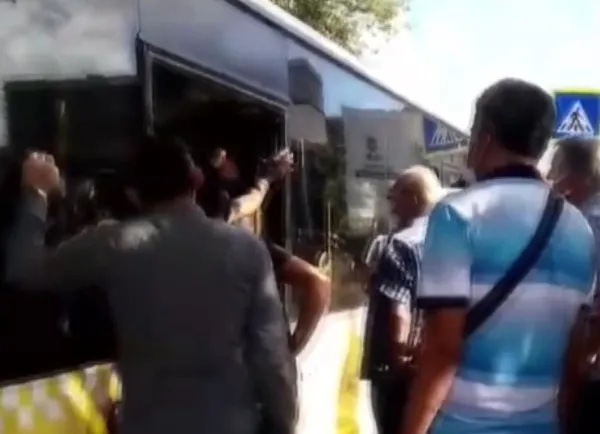 1629614324544.jpeg İETT'nin arızalı otobüsleri yine yolda bıraktı! Arızayı vatandaş tamir etti - 1