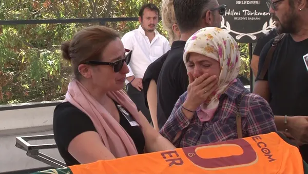 1693488911858.jpg Eşkıya Dünyaya Hükümdar Olmaz’ın yıldızı Ünal Silver'e veda! Cenazede gözyaşları sel oldu - 3