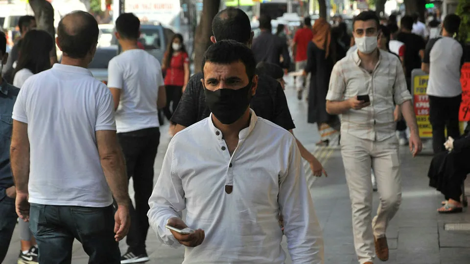Kentte corona virüs alarmı! Siyah maske kullananlar...