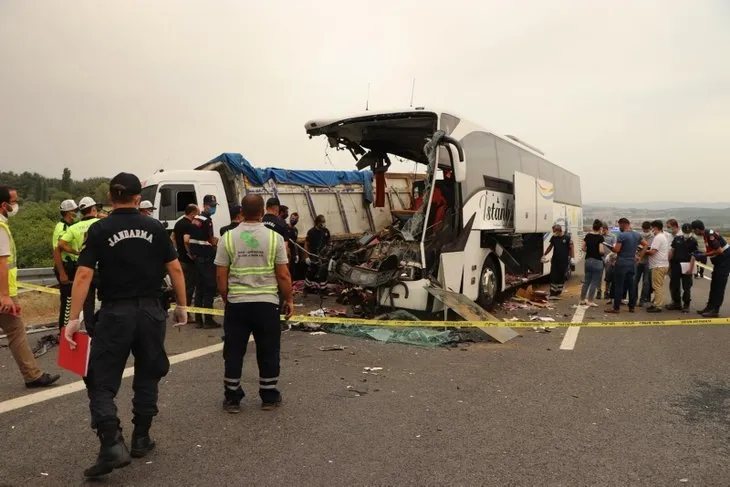 Yolcu otobüsü kamyona çarparak ortadan ikiye ayrıldı! Soma'daki feci kazada yeni detay