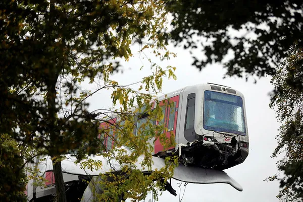 Hollanda’da metroda feci kaza: Tren 7,5 metre yükseklikte asılı kaldı - 1
