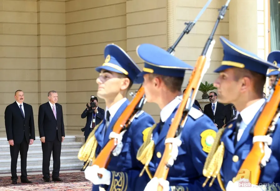 Başkan Erdoğan Azerbaycan'da Aliyev tarafından resmi törenle karşılandı 18