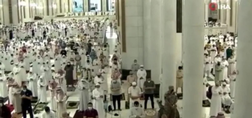 Kabe’de ilk teravih namazı Covid-19 önlemleri altında kılındı