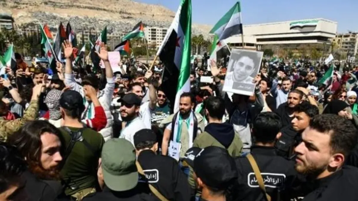 Şam'da bayram havası! Suriye’de devrimin 14'üncü yılına özel kutlama... Helikopterlerle halka gül dağıtıldı