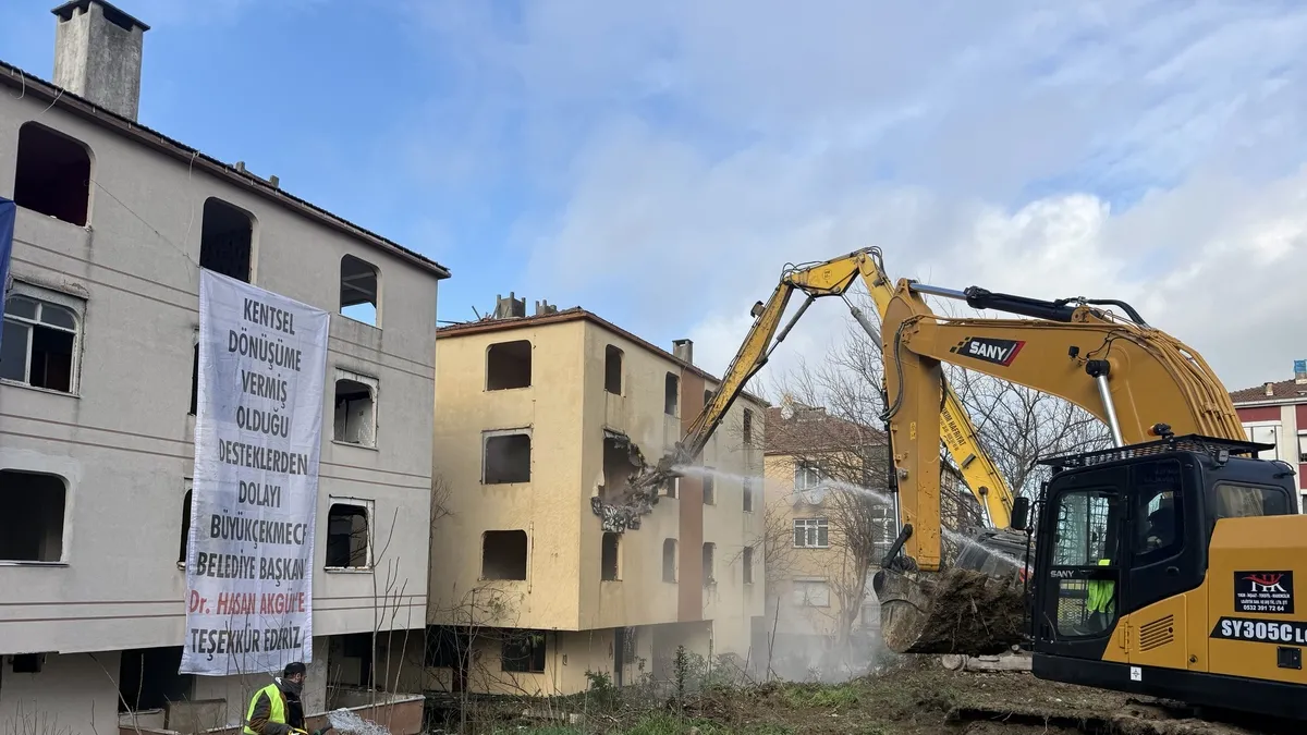 Büyükçekmece'de deprem açısından "yüksek riskli" 2 bina yıkıldı