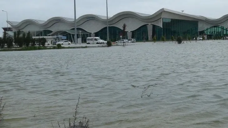 Havaalanı sular altında kaldı