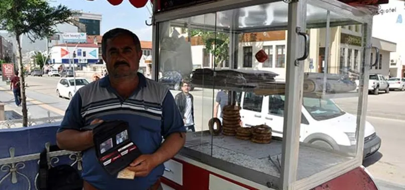 Simitçi, kaldırıma düşürülen cüzdanı polise teslim etti