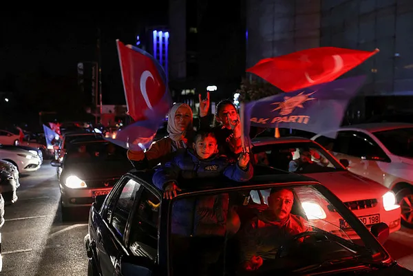 baskan-recep-tayyip-erdogandan-tarihi-secimin-ardindan-balkon-konusmasinda-flas-mesajlar-acik-ara-ondeyiz-1684111885133.jpg Başkan Recep Tayyip Erdoğan'dan tarihi seçimin ardından balkon konuşmasında flaş mesajlar: Açık ara öndeyiz - 2