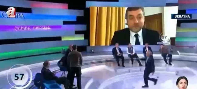 rus-yanlisi-ukraynali-vekile-canli-yayinda-tokat-kavgayi-eski-lider-porosenko-ayirdi-1645256897790.jpg Rus yanlısı Ukraynalı vekile canlı yayında tokat! Kavgayı eski lider Poroşenko ayırdı - 3