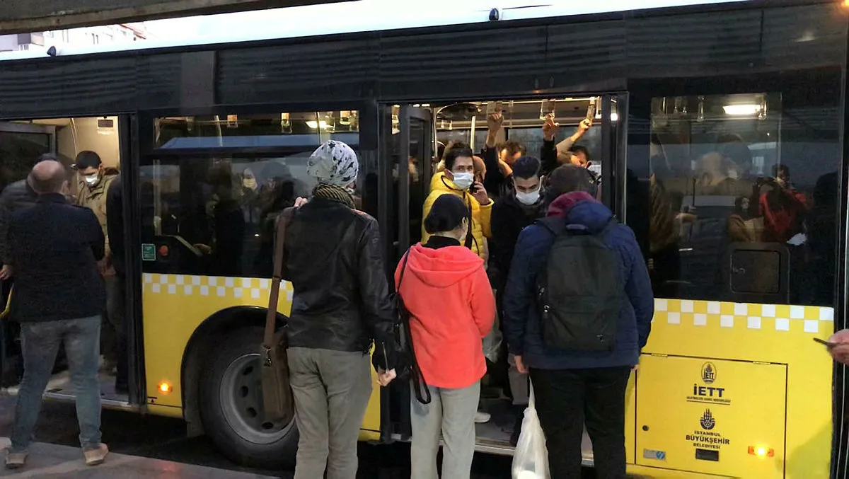 İstanbul'da metrobüs rezaleti! Akşam yoğunluğu halkı korkuttu