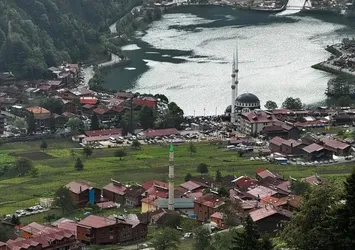 Uzungöl'e tatilde ziyaretçi akını! Araçlar kuyruk oldu