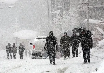 SON DAKİKA! Kar İstanbul'un kapısına dayandı! Meteoroloji'den o illere flaş sel ve heyelan uyarısı! İstanbul'a kar yağacak mı?