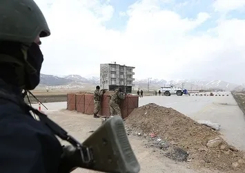 Suriye sınırında 2 canlı bomba öldürüldü