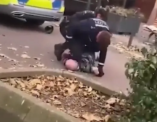 Almanya’da kan donduran polis şiddeti: Portekizli genci yere yatırıp canice yumrukladılar