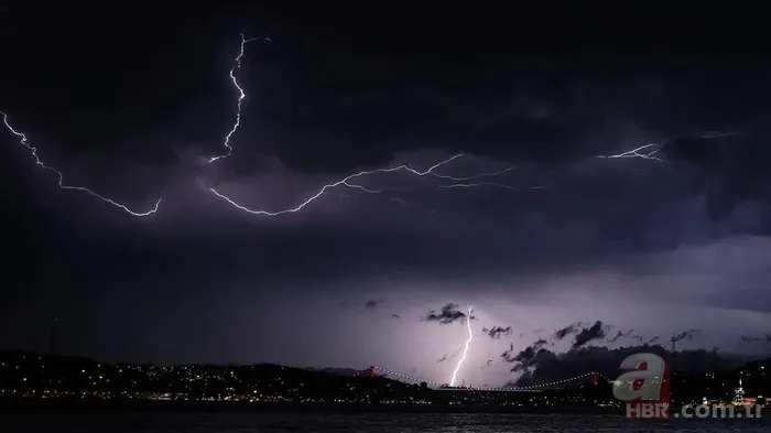İstanbul’da beklenen yağış başladı! Şimşekler geceyi aydınlattı 12