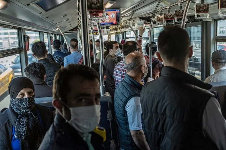 İstanbul’da her sabah aynı manzara! Metrobüs ve duraklarda sosyal mesafe hiçe sayıldı