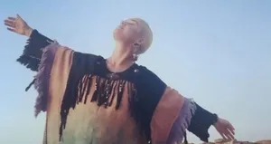 Ünlü isimden karnı burnunda poz: Bırak güneş içeri girsin!