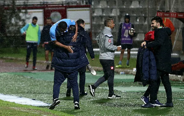 Yılmaz Vural, Adana Demirspor taraftarını coşturdu