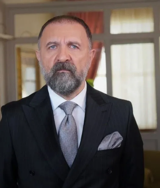 Hülya Avşar attığı tokatla rol arkadaşı Ertuğrul Postoğlu’nu hastanelik etti