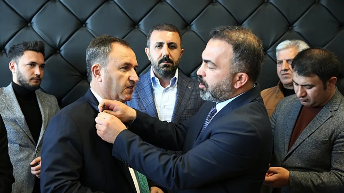 CHP'nin Bitlis Belediye Başkan adayı zehir zemberek sözlerle partisinden istifa edip AK Parti'ye katıldı
