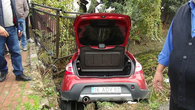 Antalya’da kanala uçan otomobilden burnu bile kanamadan çıktı - 3