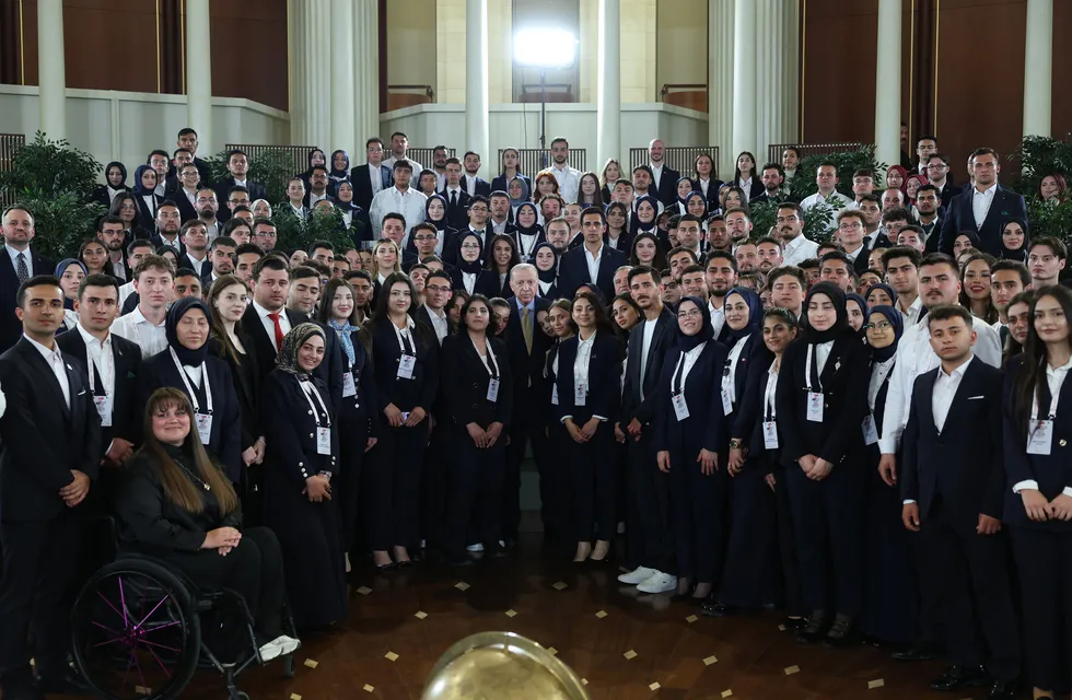 baskan-erdogan-19-mayista-gencler-ve-sporcularla-bir-araya-geldi-kirli-elleri-arkasinda-kim-olduguna-bakmadan-1779221471591.jpg Fotoğraf (AA)