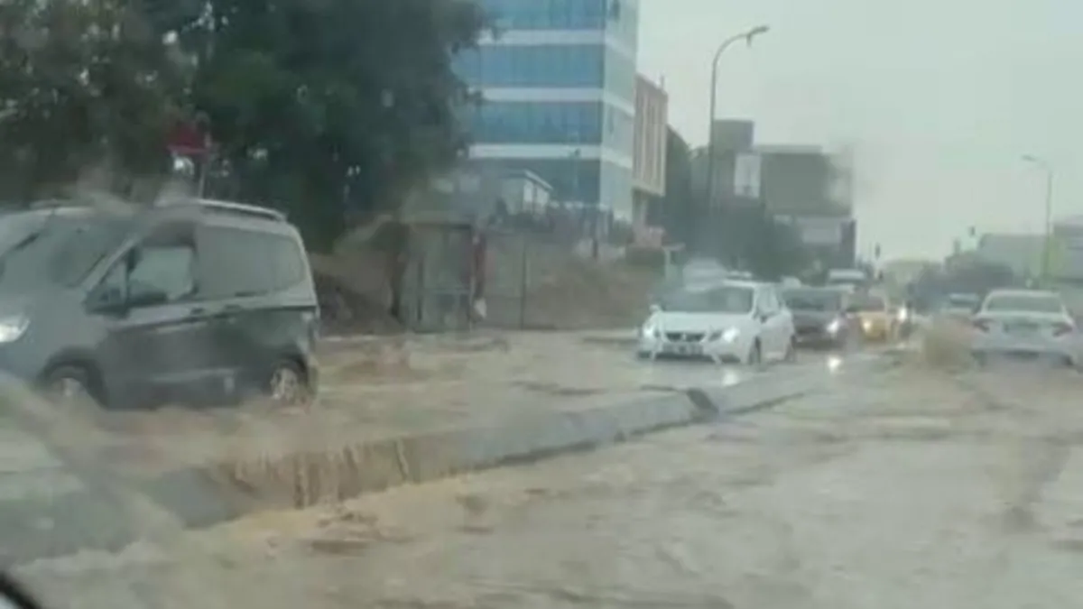 İstanbul'da caddeleri göle çeviren yağış! Yollarda kaldılar