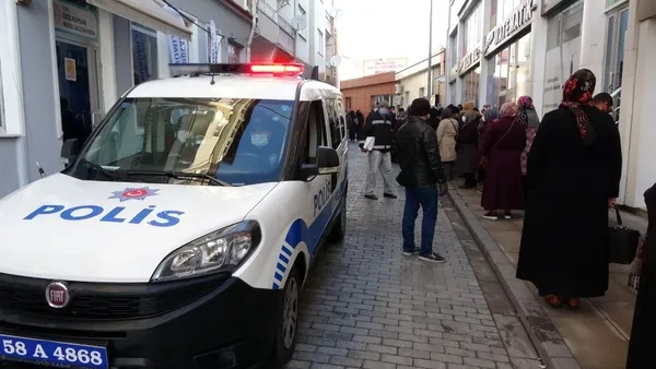 Kovid-19 salgınına rağmen Sivas'ta korkutan kuyruk! Skandal görüntüler - 3