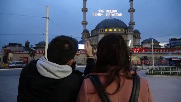 1619038266058.jpg Taksim Camii mahyalar ile süslendi! Kartpostallık görüntüler... - 4
