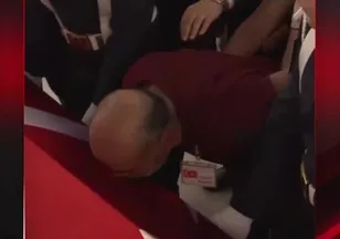 ŞEHİT EVLADINI SON DEFA ÖPTÜ…