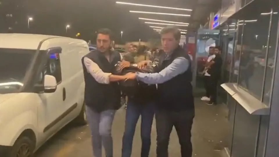 Camide alkol kullandığını gösteren fotoğraf paylaşan şahıs yakalandı! İçişleri Bakanı Ali Yerlikaya duyurdu