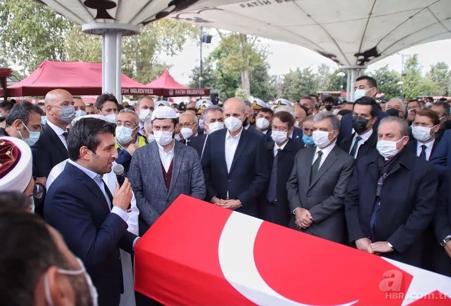 Özdemir Bayraktar son yolculuğuna uğurlandı! Sevenleri Fatih Camii'ne akın etti 8