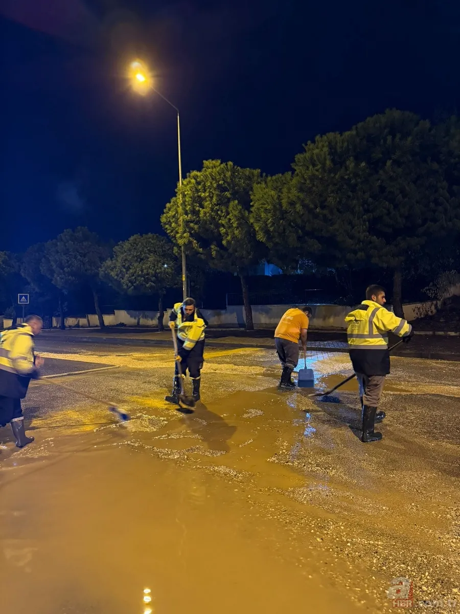 Çeşme’de şiddetli yağış hayatı felç etti! Cadde ve sokaklar göle döndü 4