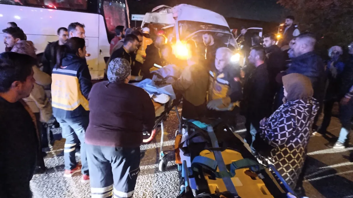 İzmir’de facia gibi kaza! Servis otobüsü ile servis minibüsü çarpıştı: 13 yaralı