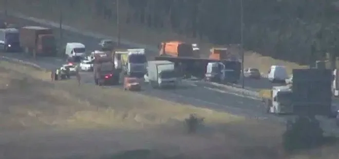 TEM'de trafiği kilitleyen kaza! Tır devrildi bir şerit ulaşıma kapandı