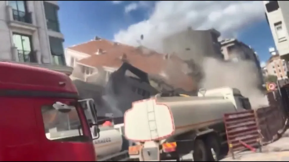 Zeytinburnu'nda yıkımı yapılan 4 katlı bina bir anda çöktü: Caddeyi toz bulutu kapladı, vatandaşların panik anları kamerada - 2