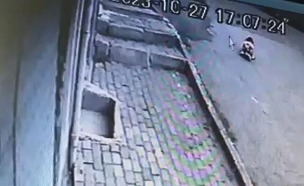 3-yasindaki-kucuk-kizi-hayattan-koparan-olay-feci-kaza-kamerada-1698488929702.jpeg 3 yaşındaki küçük kızı hayattan koparan olay! Feci kaza kamerada - 3