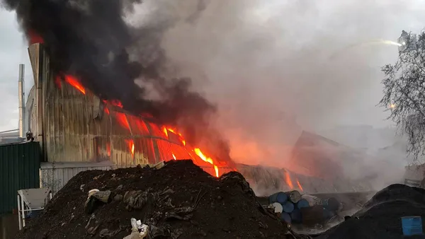 Kocaeli'de korkutan fabrika yangını - 1