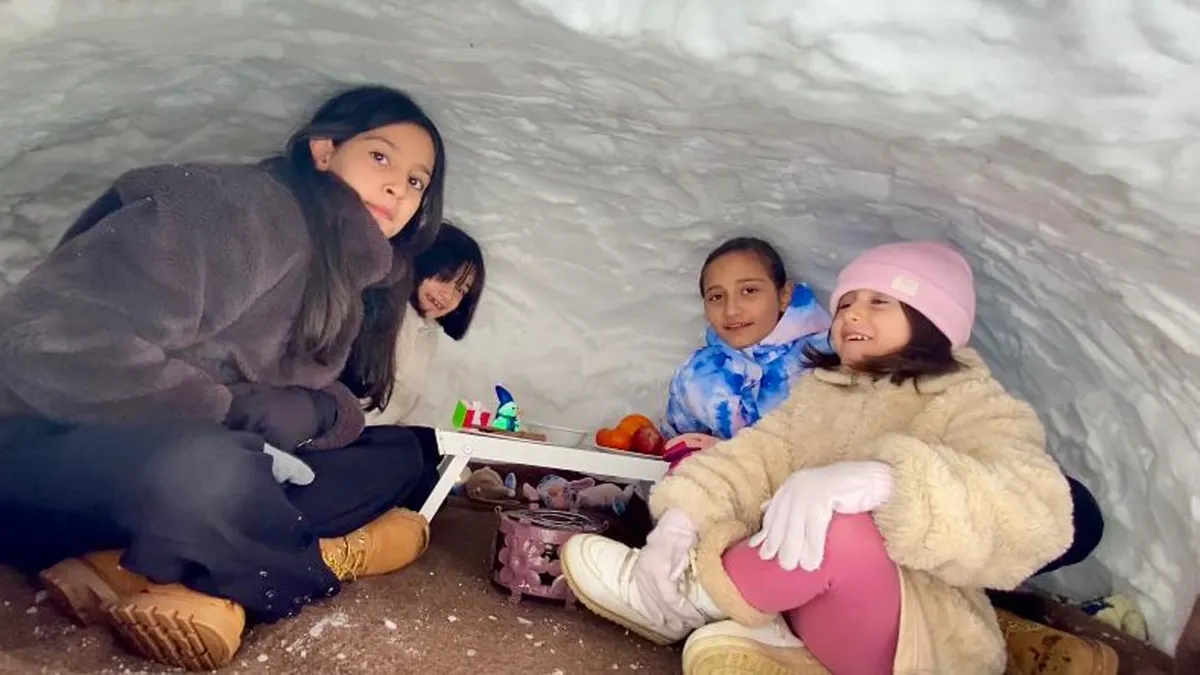 Yağışı eğlenceye dönüştüren çocuklar, kardan ev yaptı
