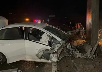 Eskişehir'de korkunç kaza! 190 kilometre hızla direğe girdi aracın motoru 100 metre fırladı