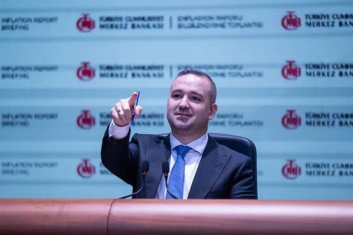 2025in-2-enflasyon-raporu-merkez-bankasindan-2025-ve-2026-enflasyonu-icin-flas-tahmin-1747909869349.jpeg Merkez Bankası Başkanı Fatih Karahan, 2. Enflasyon Raporu sonrası soruları yanıtladı. (AA)
