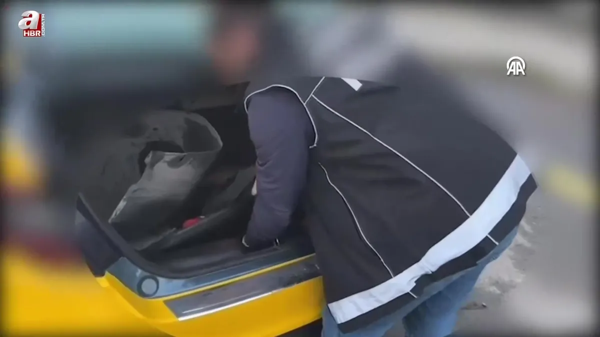 Sakarya'de durdurulan araçta 1 kilogram sentetik uyuşturucu ele geçirildi