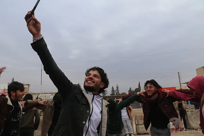 Suriyelilerden temizlik kutlaması! YPG çöktü: Rejim asıl şimdi düştü 18