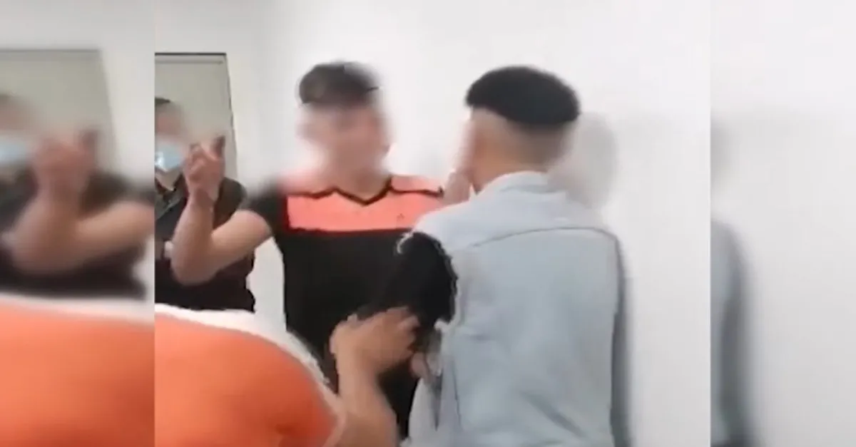 İtalya'da polisten büyük skandal! Tunuslu gençleri birbirlerine tokatlattırdı | Video izle