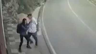 Kadını tartaklarken işçilerden dayak yedi