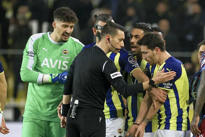 Son dakika: İrfan Can Kahveci Fenerbahçe formasıyla ilk kırmızı kartını gördü - 3
