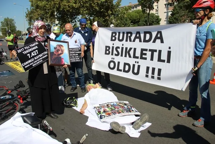 Kefenlerini giyip yola yattılar! İzmir'de sıra dışı eylem - 1
